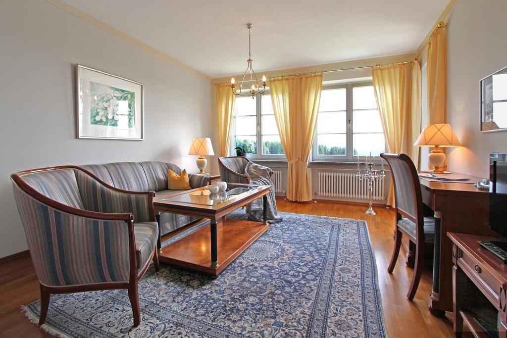 Gaestehaus Schloss Kronburg ภายนอก รูปภาพ