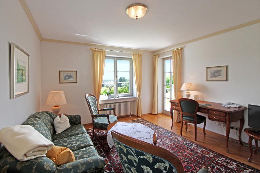 Gaestehaus Schloss Kronburg ภายนอก รูปภาพ