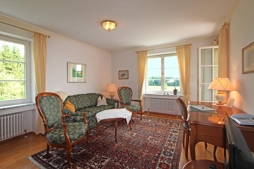 Gaestehaus Schloss Kronburg ภายนอก รูปภาพ